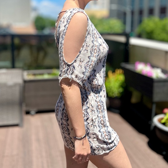 Forever 21 Romper Stretch Waist Short Sleeve Cut Out Shoulder Open Back M White - Picture 3 of 9